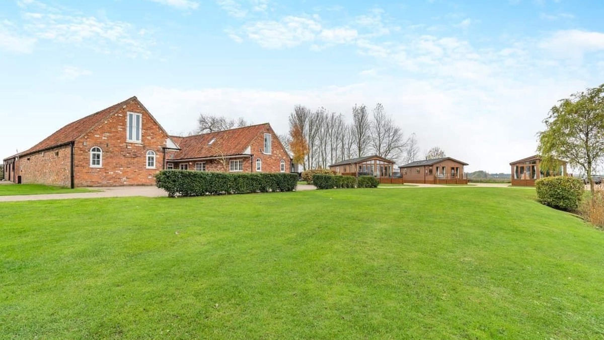 Aubourn Ski Chalet | 1 bedroom accommodation in Swinethorpe, Nr Lincoln