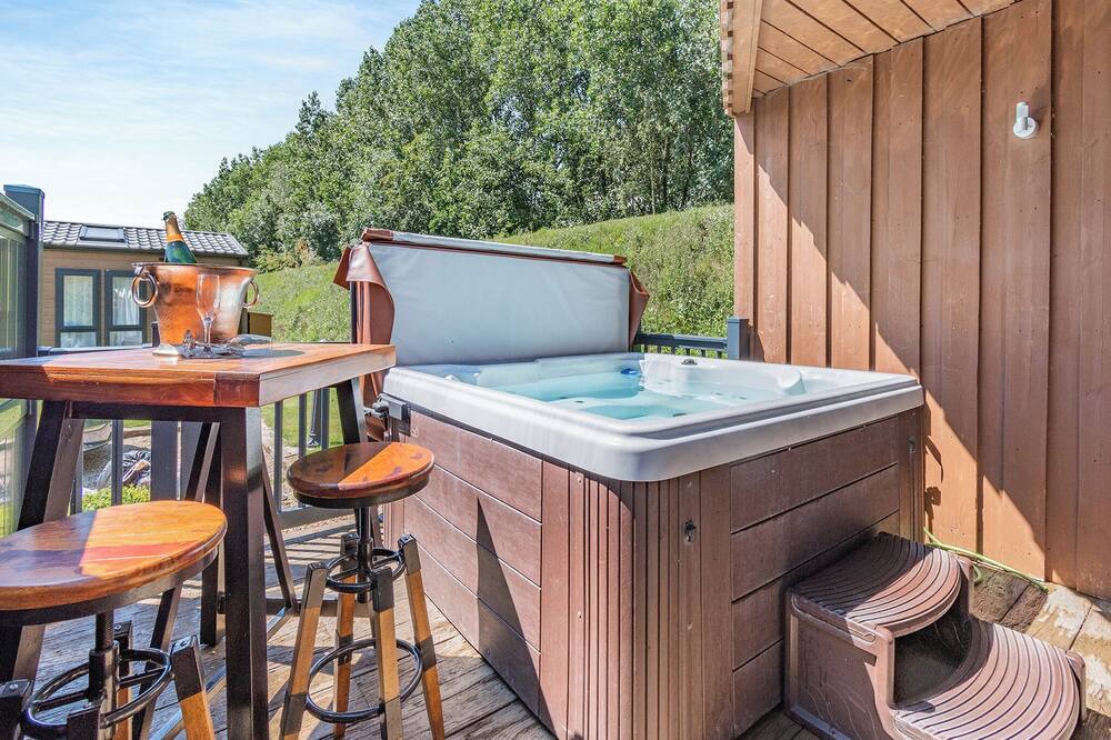 Arnold Ski Chalet | 1 bedroom accommodation in Skirlaugh, Nr Hull