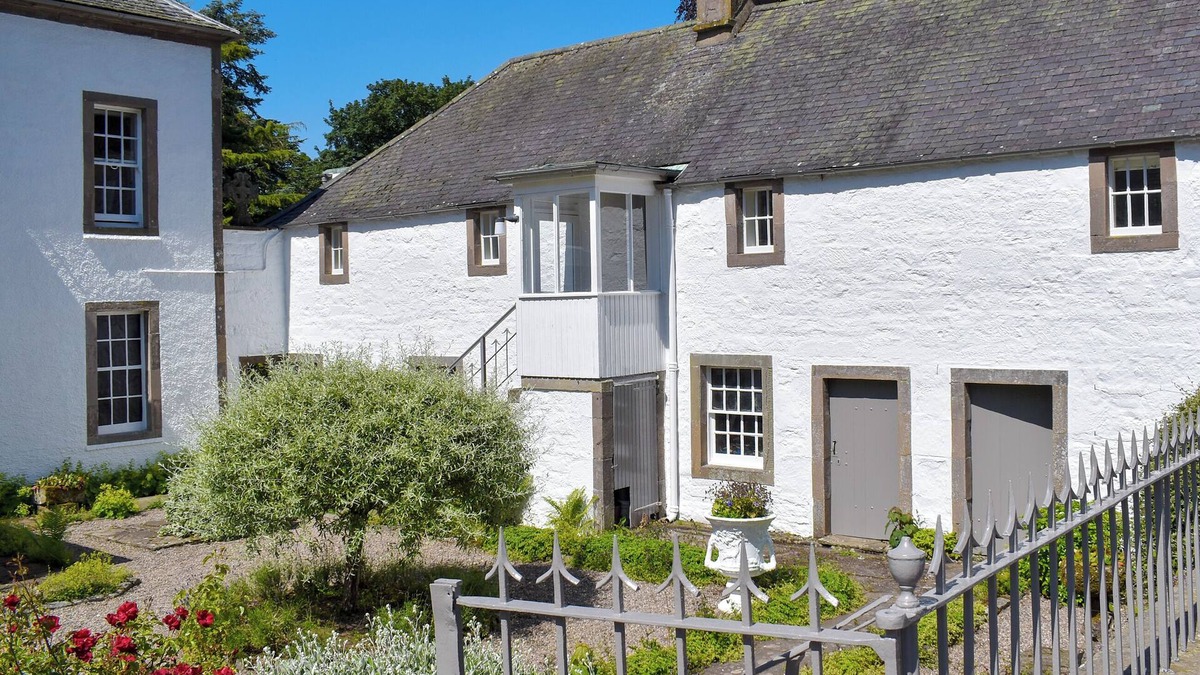 Forfar Cottage | 1 bedroom accommodation in Pitscandly, near Forfar