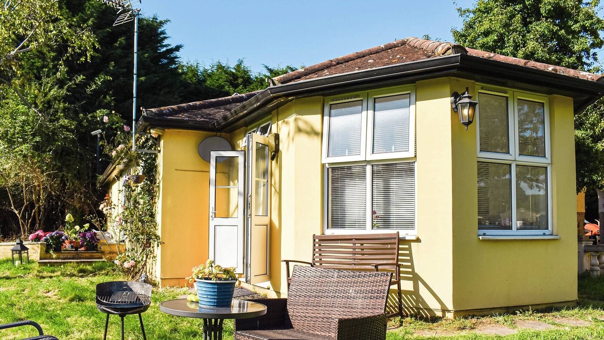 Bumble's Green Cottage | 1 bedroom accommodation in Roydon