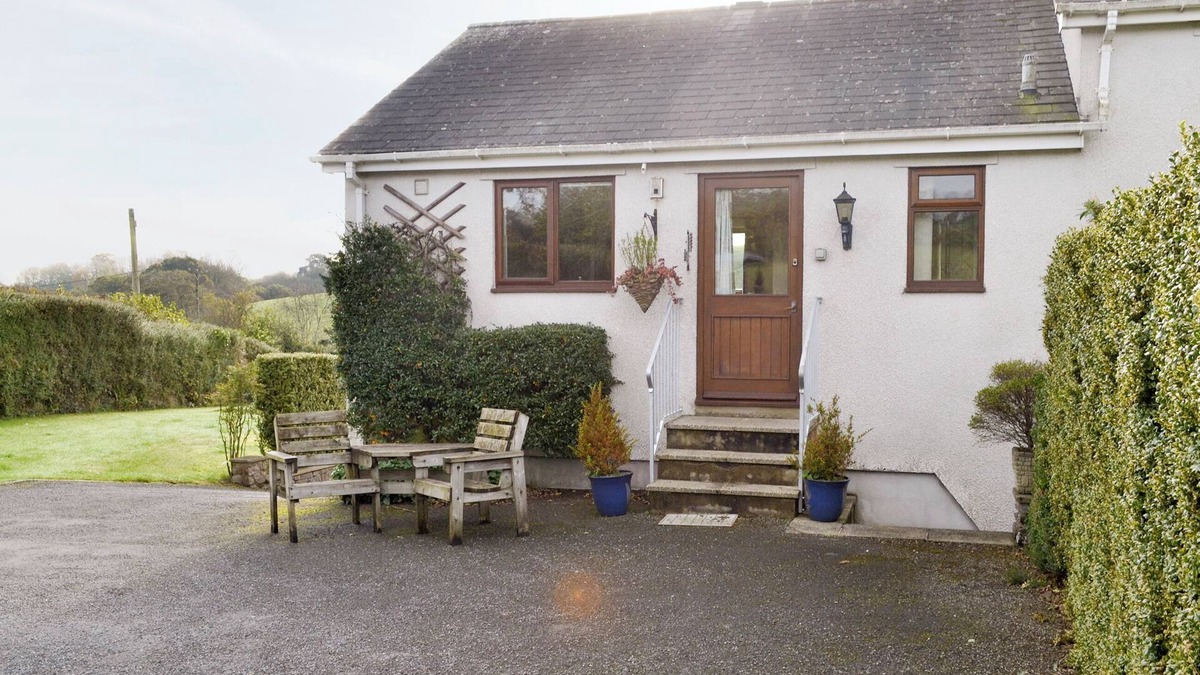 Totnes Cottage | 1 bedroom accommodation in Dartington, Totnes
