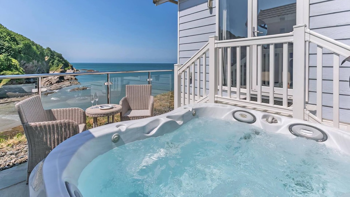 Hele Ski Chalet | 1 bedroom accommodation in Hele Bay, Ilfracombe