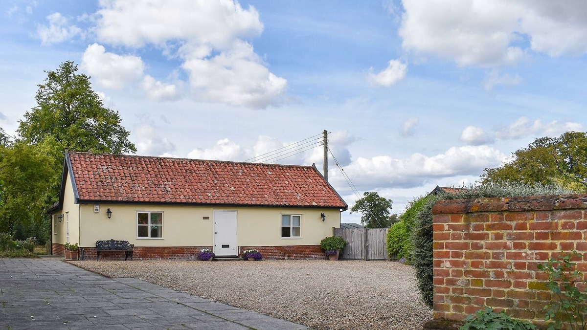 Eye Cottage | 1 bedroom accommodation in Mellis, near Eye