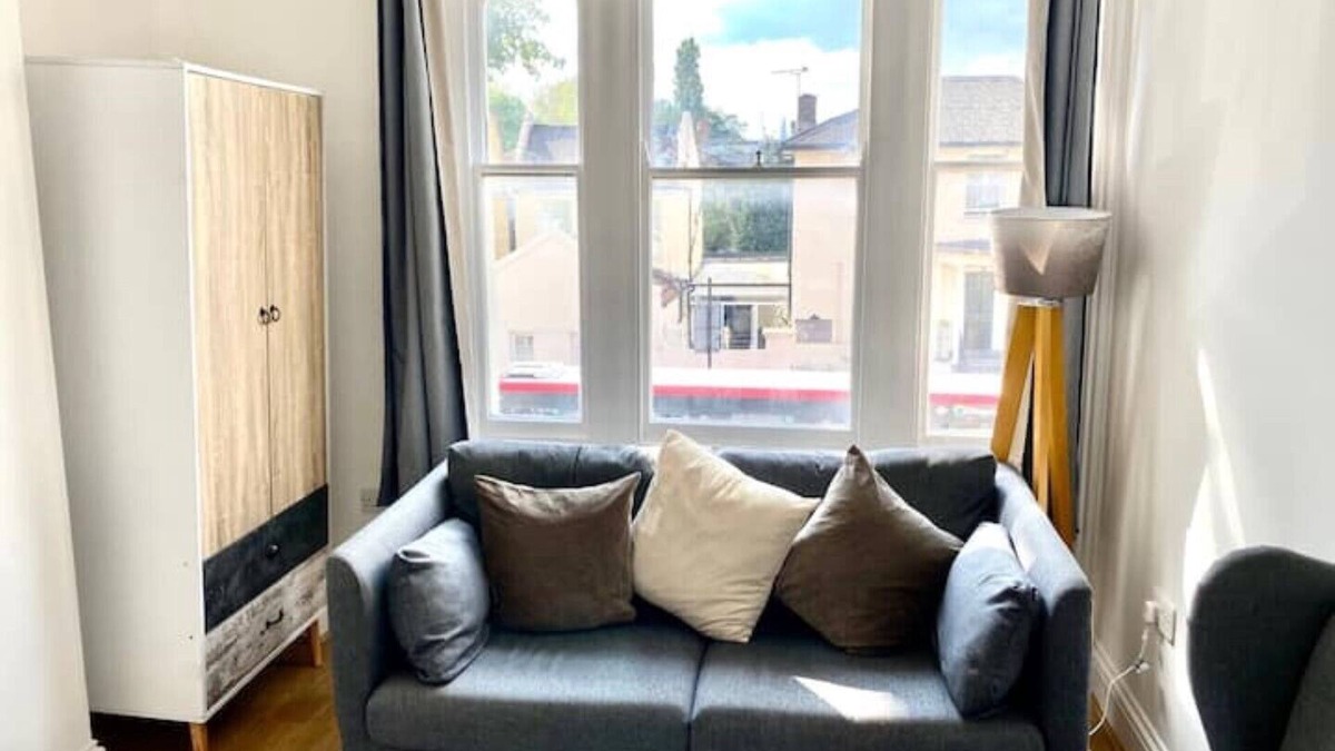 Mile End Apartment | 1 Bedroom Apartment 3 mins walk Mile End Station