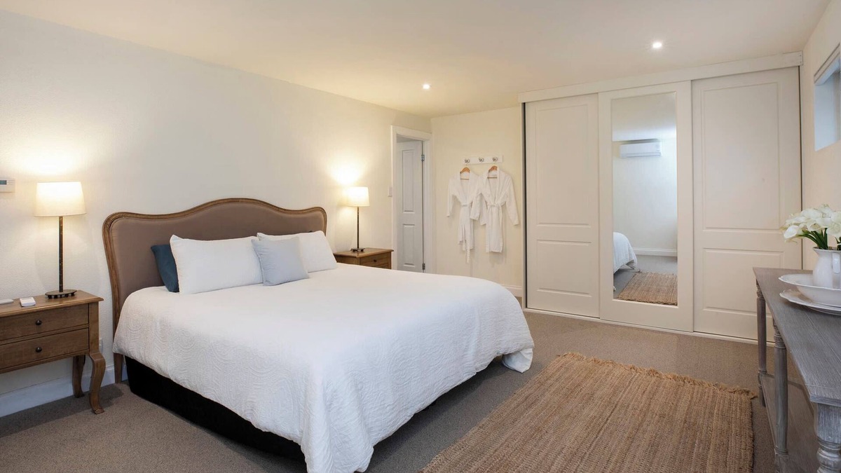 Stirling Bed & Breakfast | 1 Bedroom Balcony Apartment