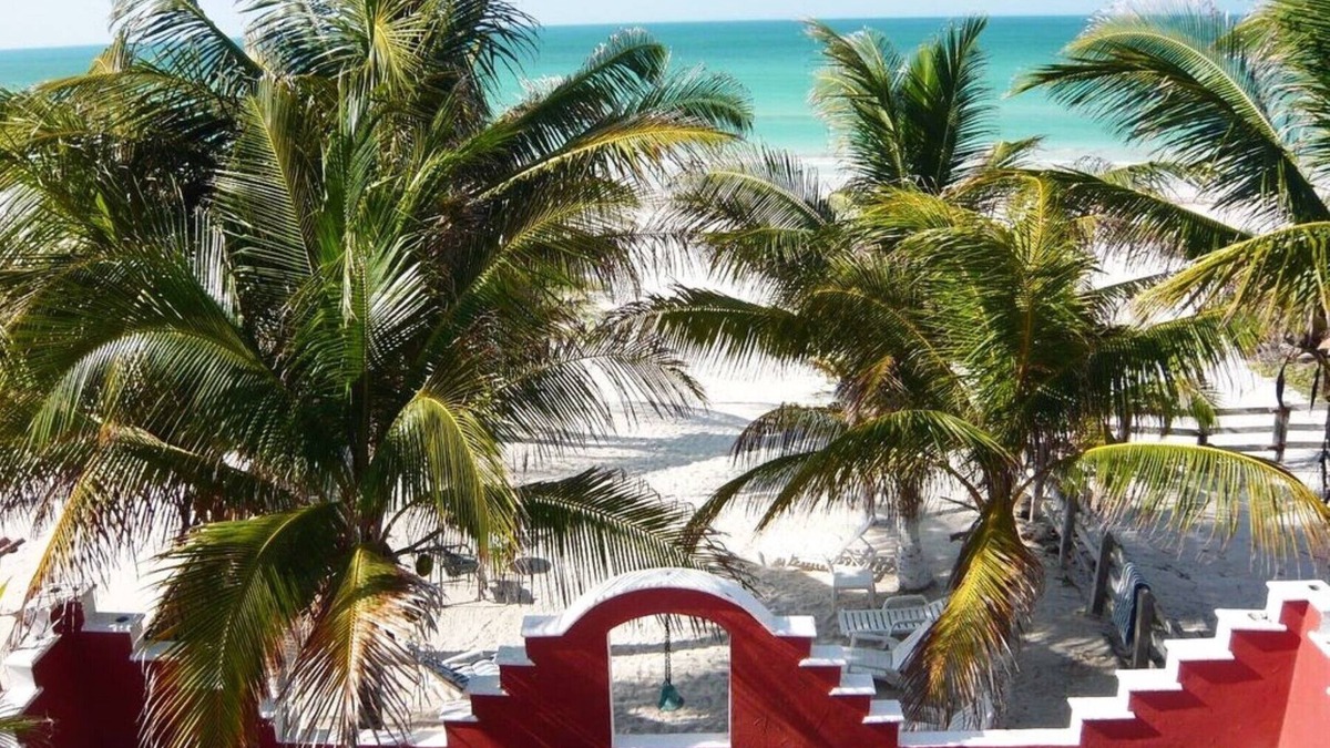 El Cuyo Apartment | 1 Bedroom Beachfront Penthouse for 4 Guests, Wifi, beachfront terrace, Balcony,