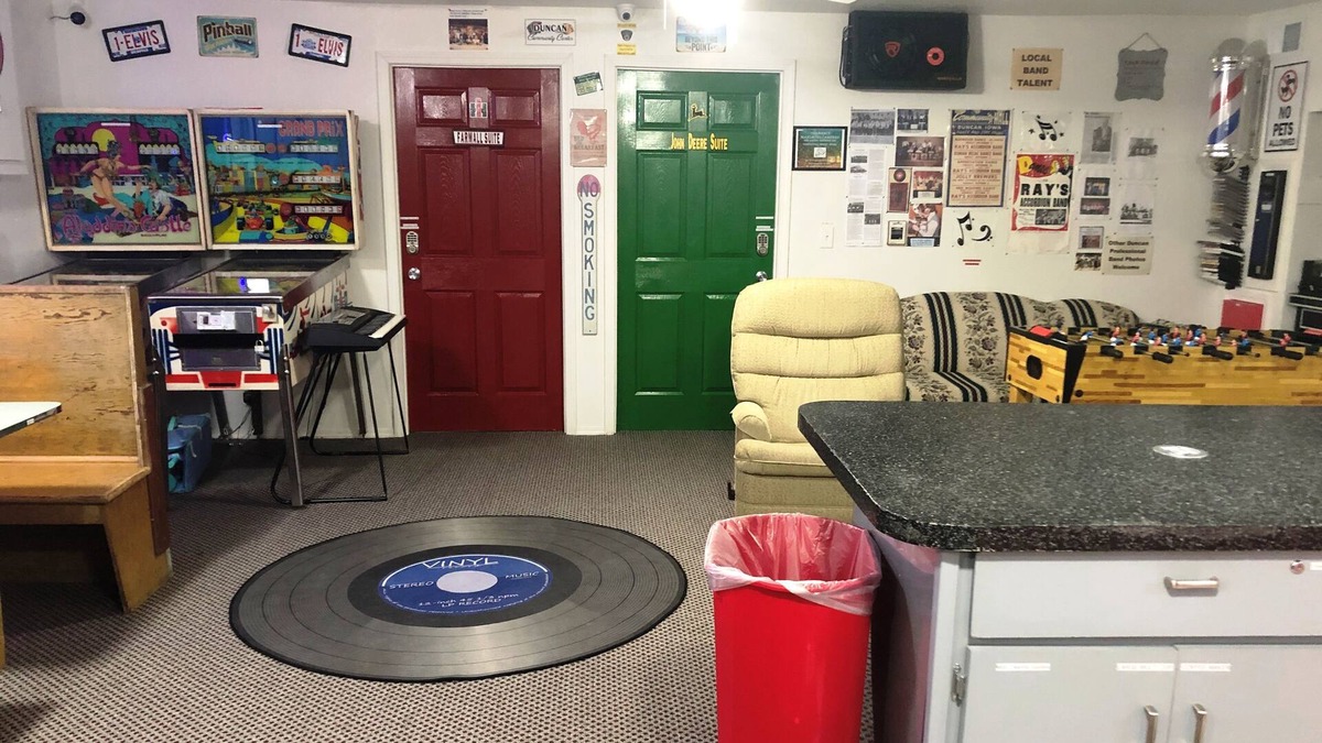 Hancock County Bed & Breakfast | 1 Bedroom Beautiful Small Town Iowa Rural Setting!