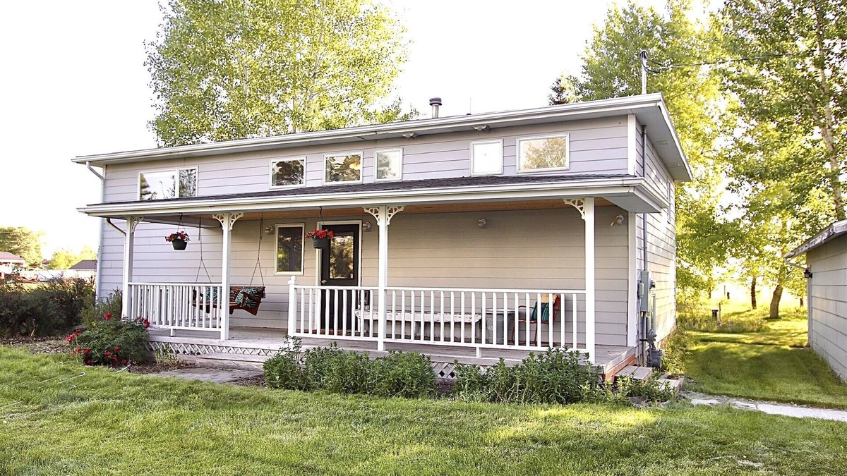Bozeman House | 1 bedroom farmhouse on 2 lovely acres on the outskirts of Bozeman, Pets Allowed