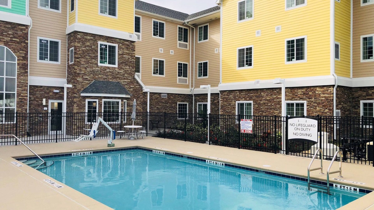 Lakeland Condo | 1 Bedroom | Free Breakfast Buffet. Outdoor Pool