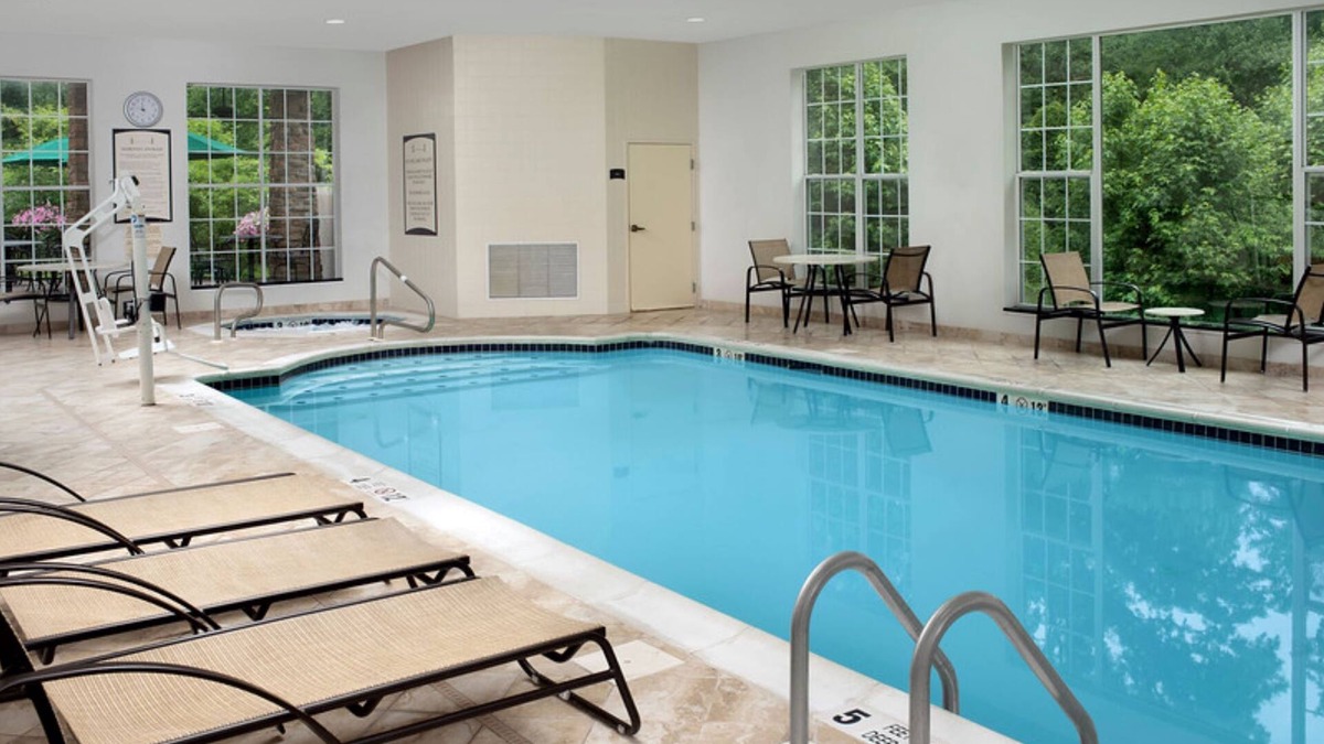 North Brunswick Condo | 1 Bedroom | Free Breakfast. Pool & Hot Tub