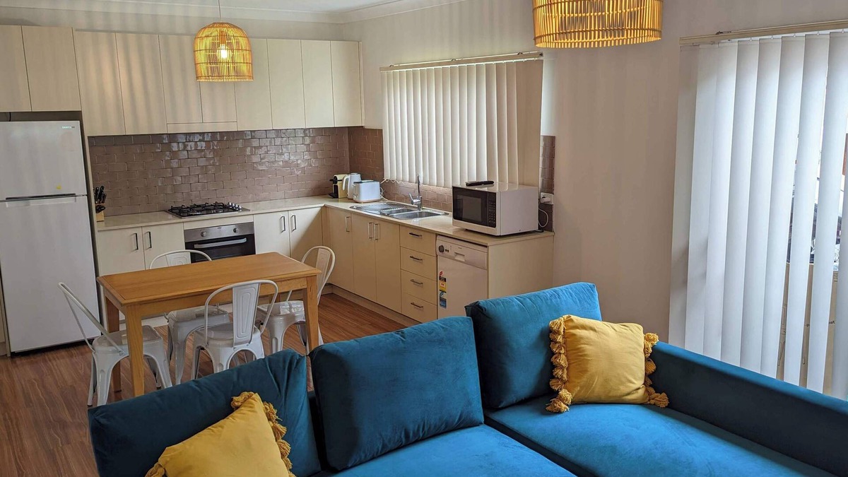 Arncliffe House | 1 bedroom guesthouse near airport with private access and parking