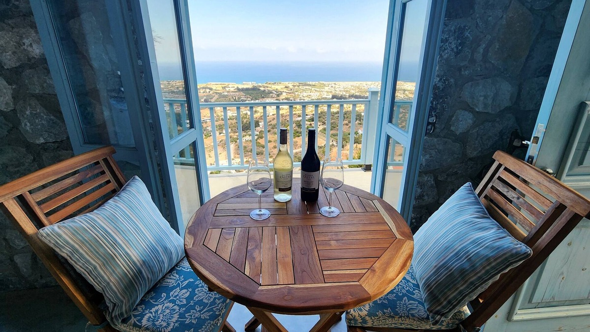 Karsiyaka Cottage | 1 bedroom guesthouse with incredible views!