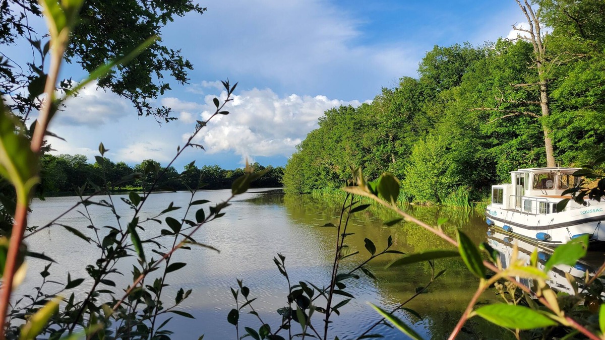 Bonny-sur-Loire Boat Rental | 1 Bedroom Houseboat in 45420 - BONNY SUR LOIRE