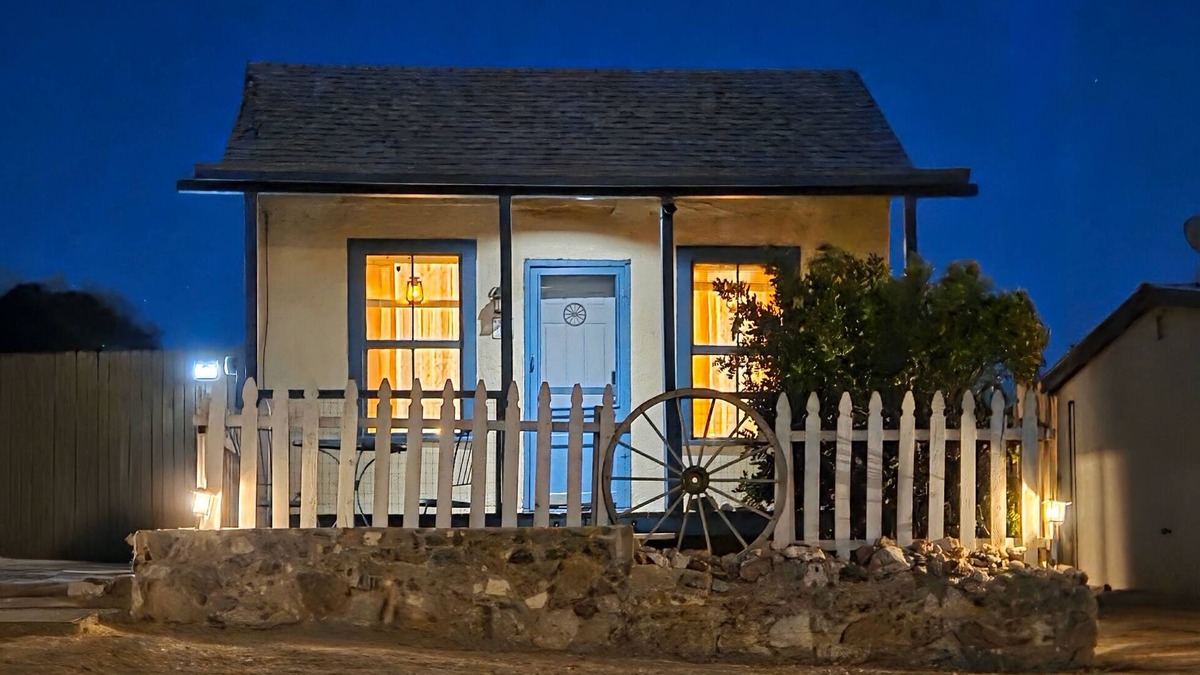 Tombstone House | 1-bedroom house with WiFi/AC, walk to Allen Street in the Historic District