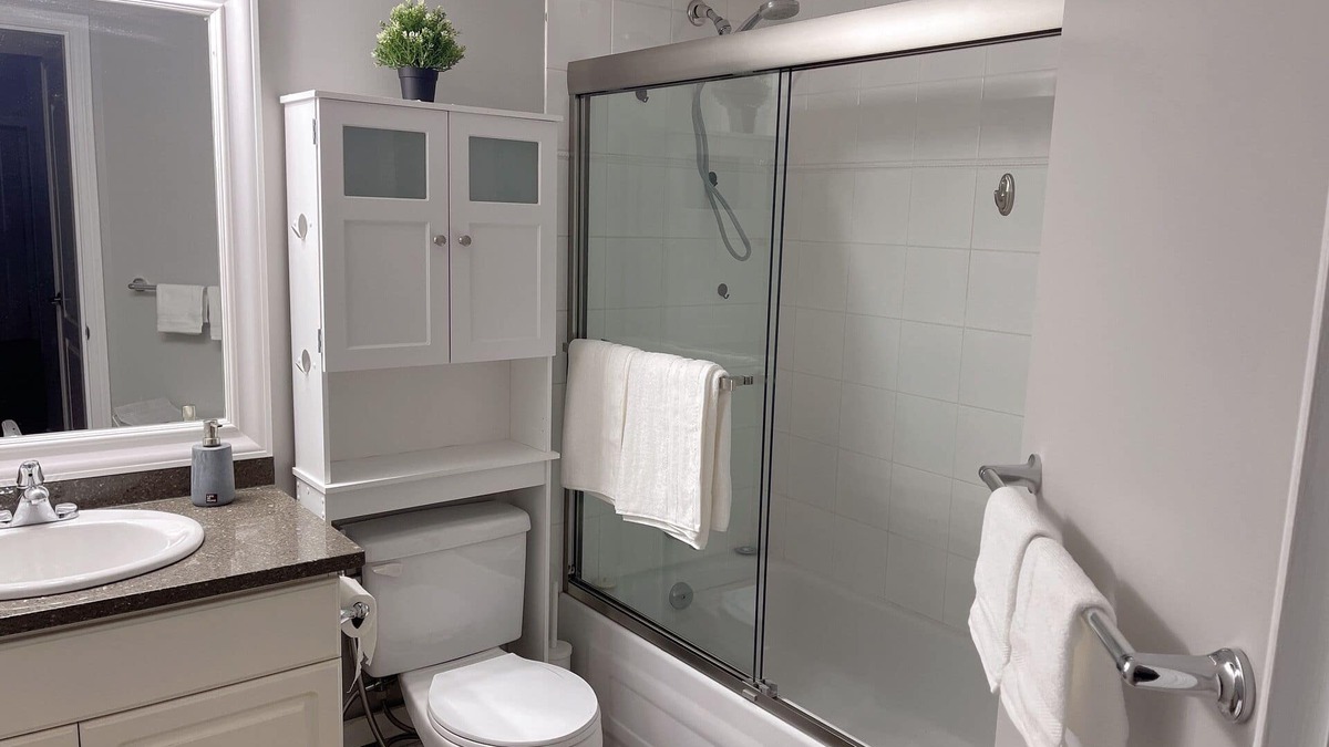 Guildford House | 1 bedroom & parking Great Vancouver