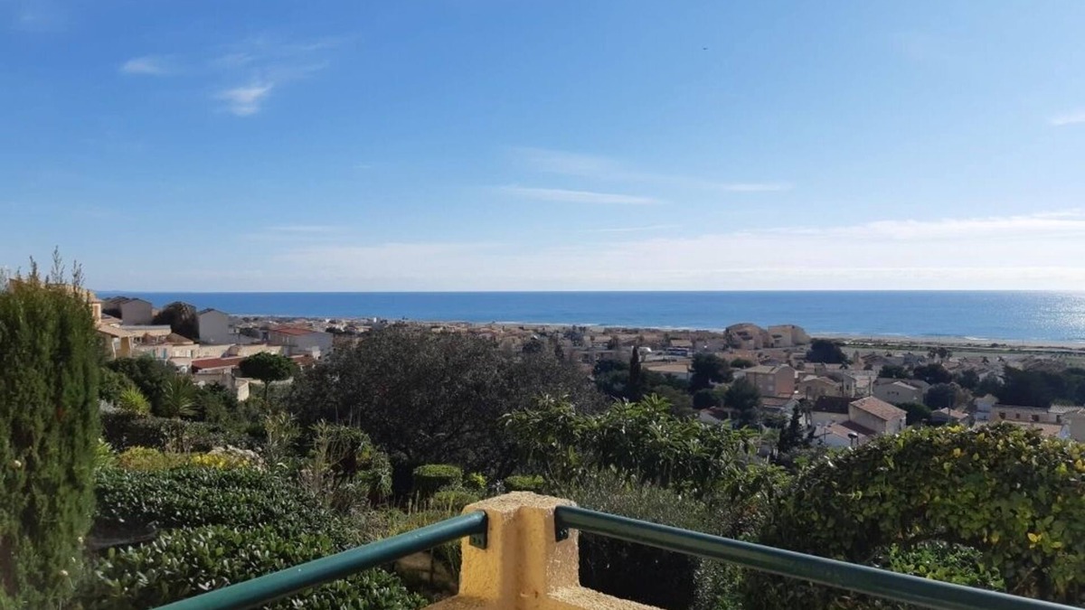 Saint-Pierre-la-Mer Apartment | 1-bedroom studio with sea view. Ideal for 2 adults and 1 child.