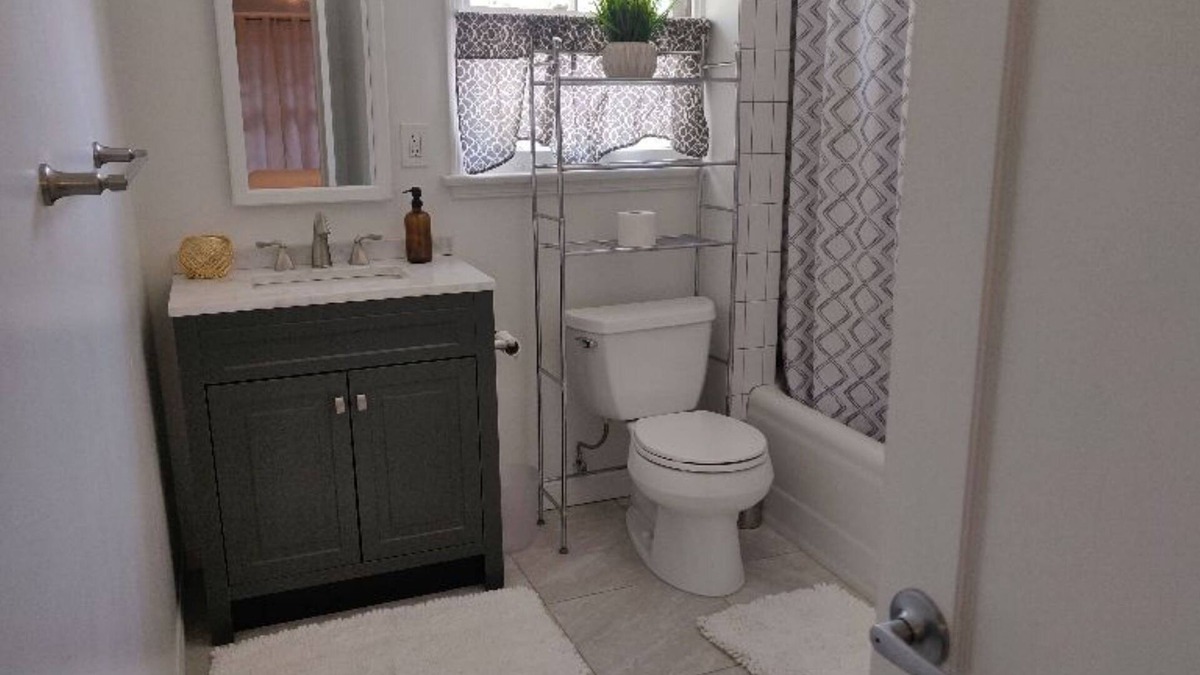 Oleander - Sunset Condo | 1 Bedroom Spacious Townhouse Midst of Downtown Bakersfield