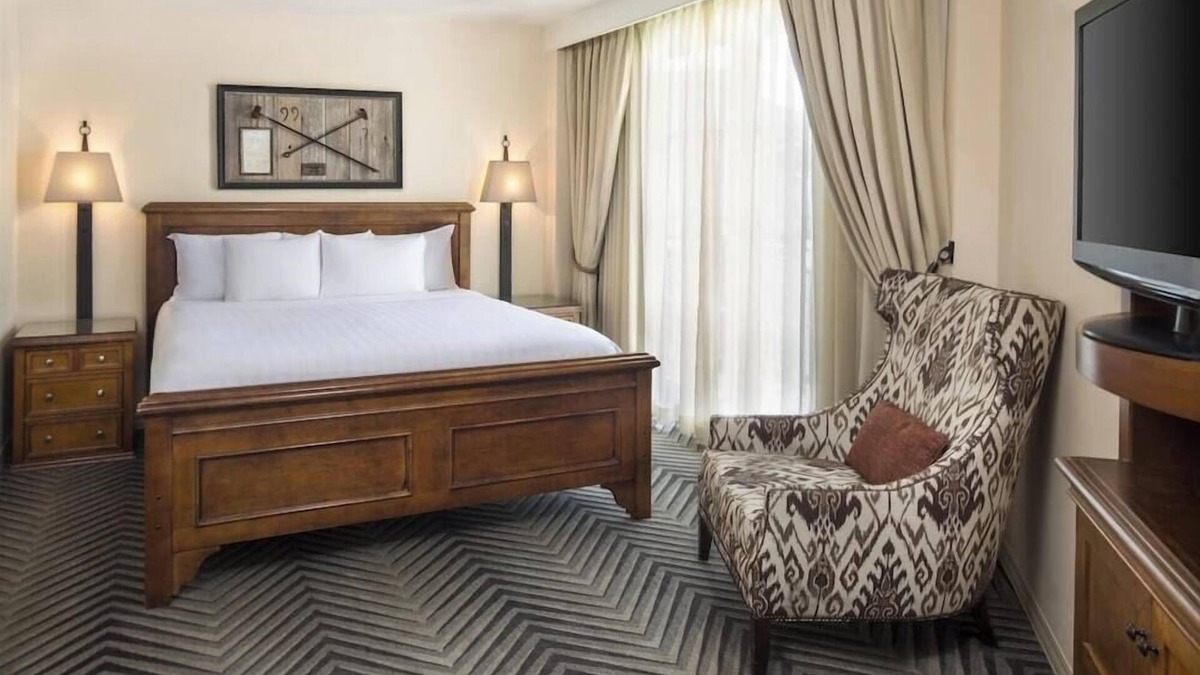 West San Antonio Hotel | 1-Bedroom Suite at a 4⭐️ Hotel