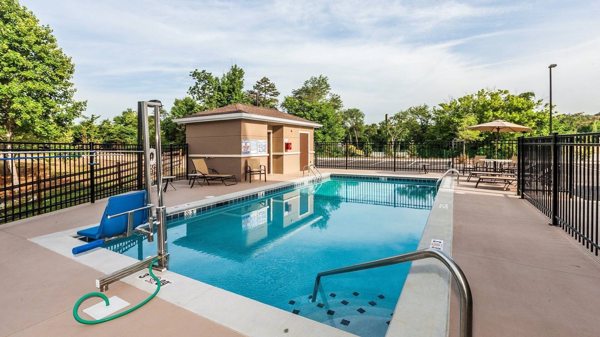 Farragut Condo | 1 Bedroom Suite Near Turkey Creek Shopping District! Shared Seasonal Outdoor Pool + Business Center