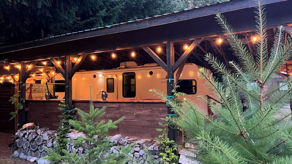 Packwood House | 1-bedroom travel camper @ end of high valley with King Bed, hdtv, bbq,WiFi, AC