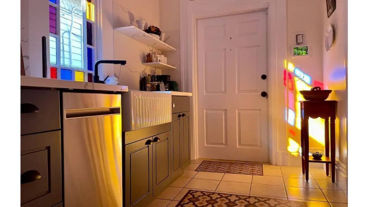 Jingletown Apartment | 1-bedroom Victorian flat just 10 minutes drive to San Francisco Bay. Parking.