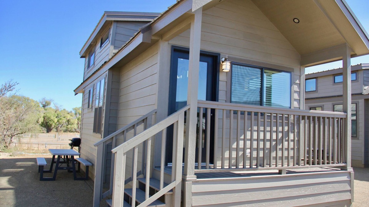 Camp Verde Cabin | 1 Bedroom w/loft Deluxe Cabin Sleeps 6, 30 minutes to Sedona -No pets
