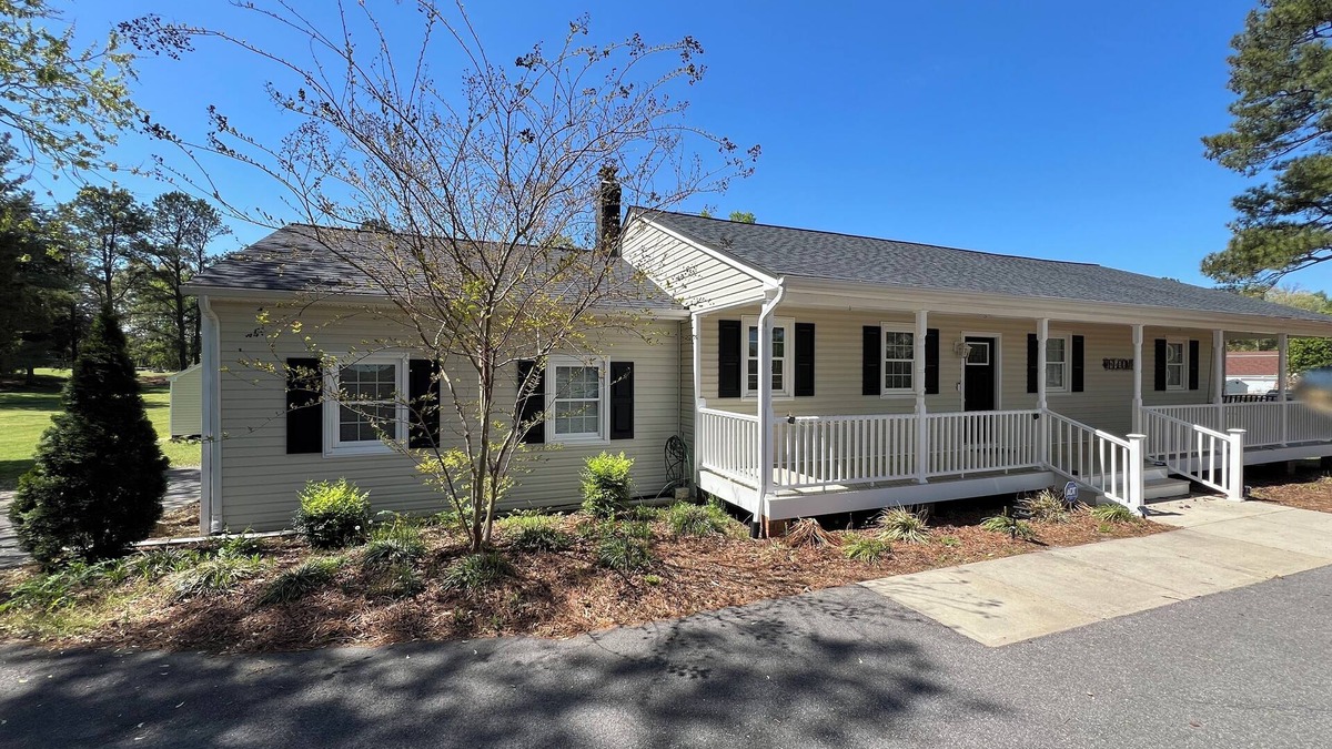 Chesterfield House | 1-Bedroom w/private entrance, Patio, & Parking