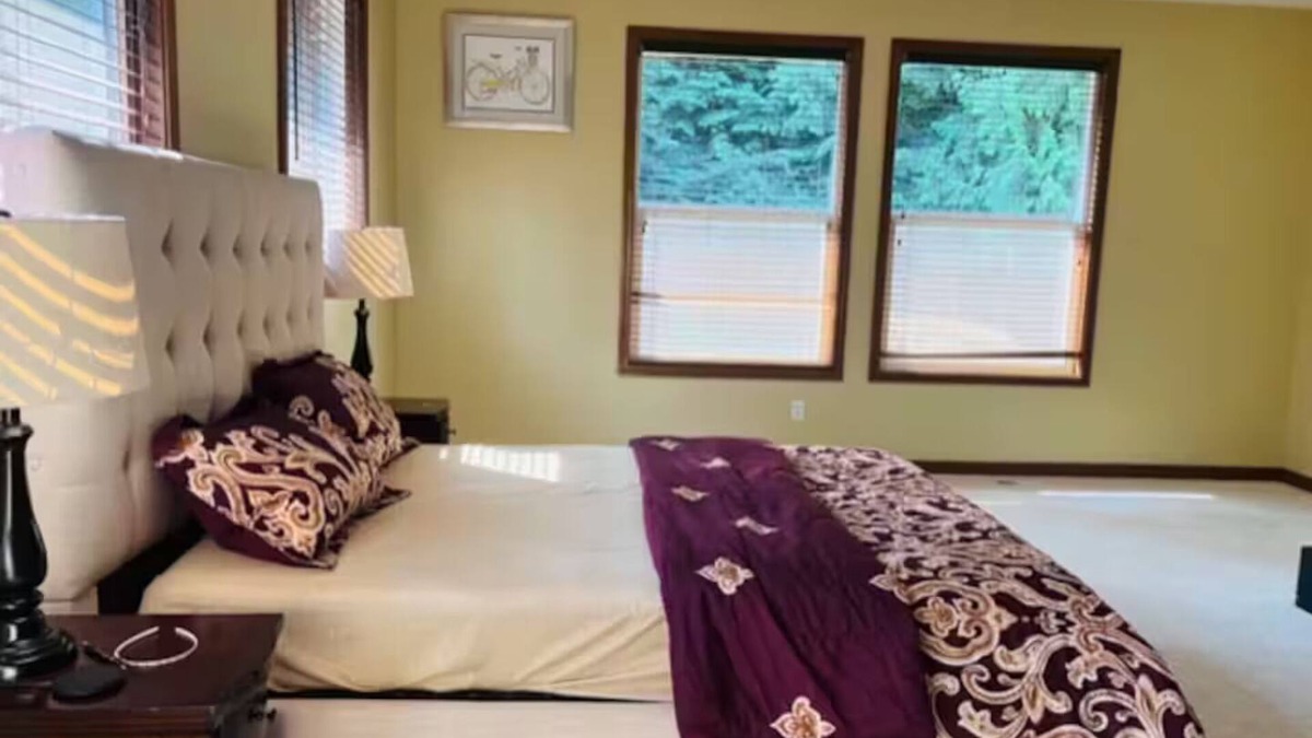 Seattle Hill-Silver Firs House | 1-bedroom with attached full bathroom in welcoming Snohomish with AC