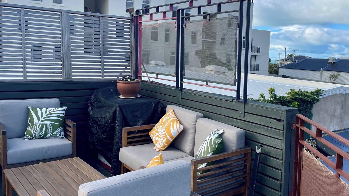 Sumner Apartment | 1 block from the beach! Funky studio apartment with deck, in Beautiful Sumner.