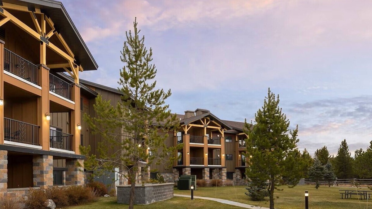 West Yellowstone Condo | 1 Block To Park Entrance, Spacious 2 BDRM Resort Condo With Kitchen/Washer/Dryer