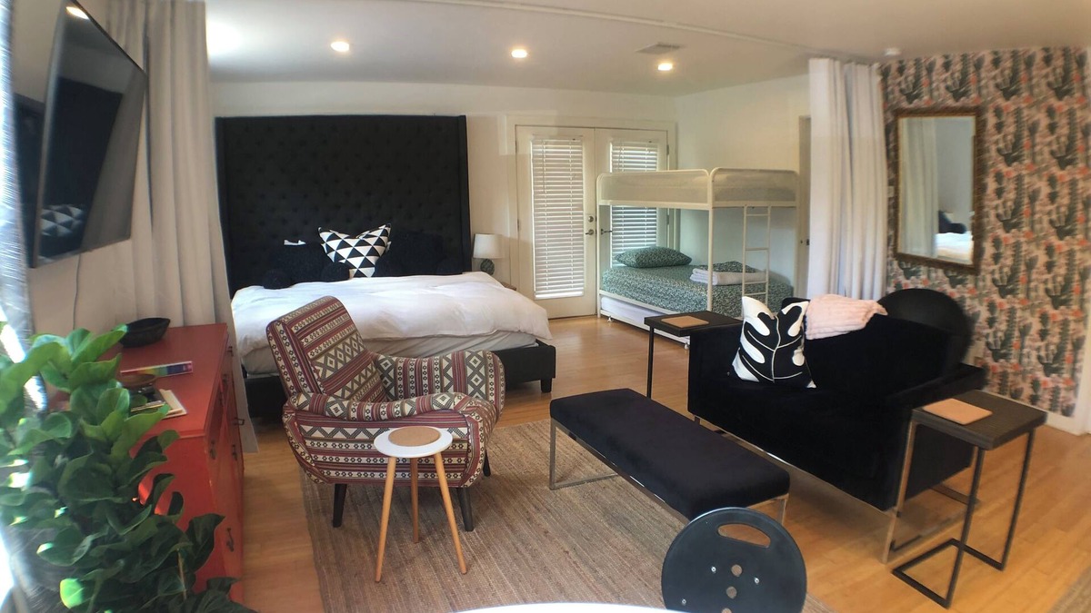 South River City Apartment | 1 block to SoCo! private home + driveway