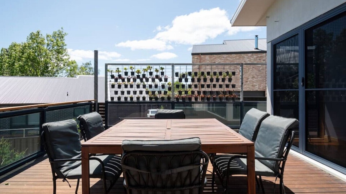 Riverside House | 1 booking, 2 houses, 6 beds, 3 baths!