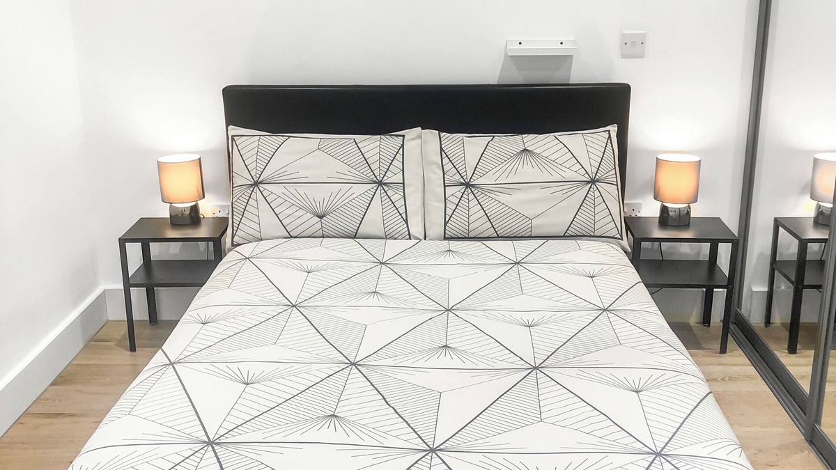 Harlington Apartment | 1-Br Apartment next to London Heathrow Airport | 3 Beds | Free Parking