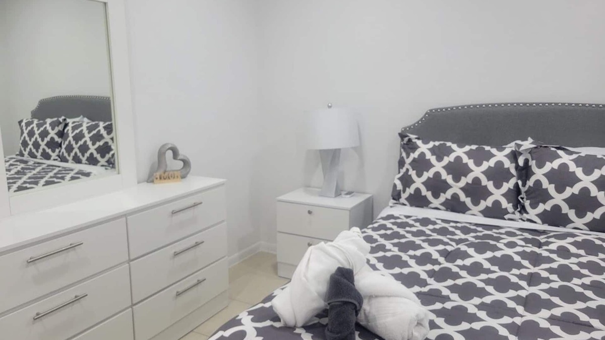 Downtown Fort Lauderdale Apartment | 1 BR Apt. Awesome Location. Near FLL Beach and Las Olas