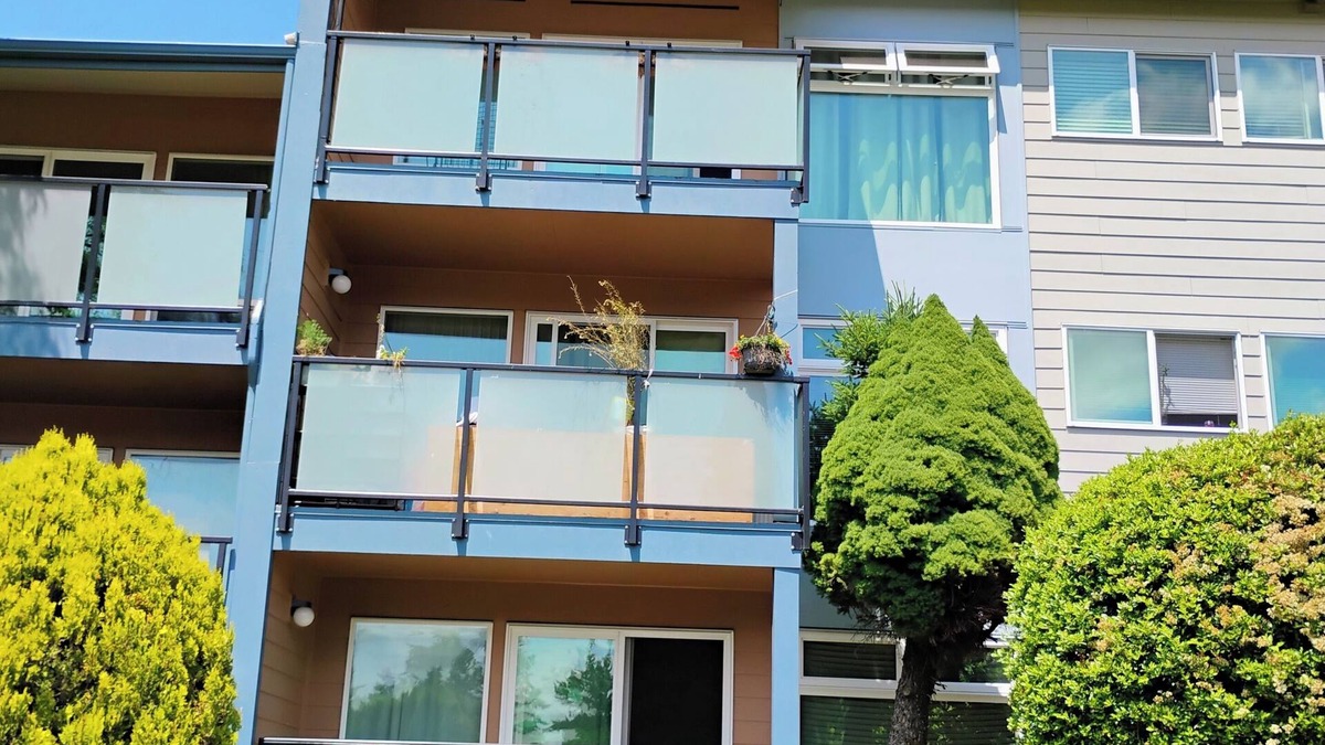 Tukwila Condo | 1 BR IN A 3 BR CONDO UNIT Drop your bag and walk to Southcenter Shopping mall