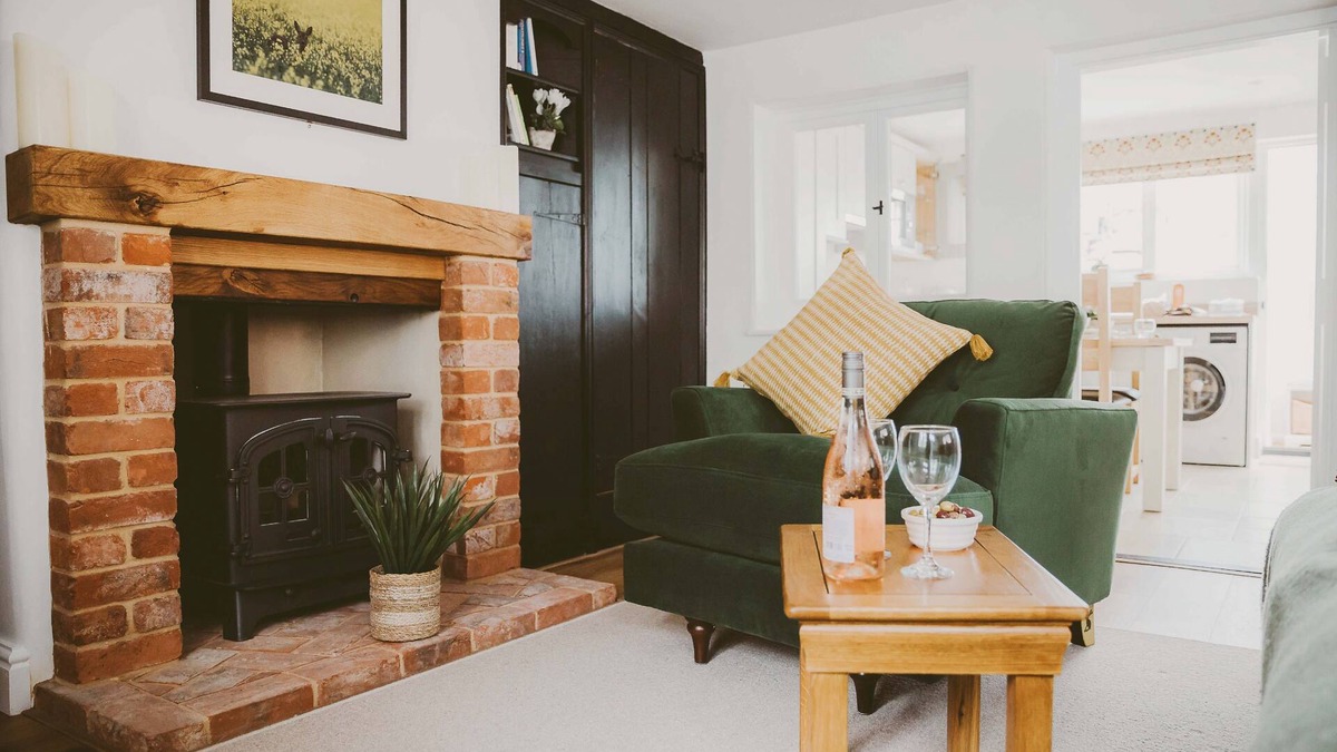 Woodbridge Cottage | 1 Chantry Cottage - sleeps 3 guests in 2 bedrooms