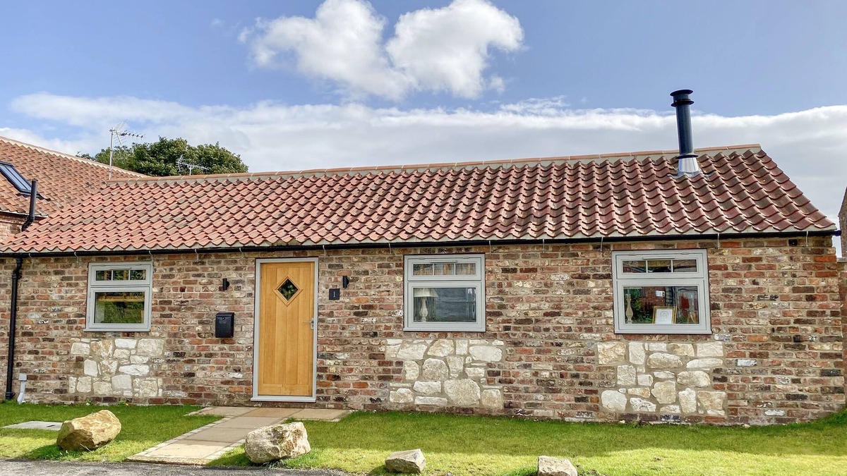 Fridaythorpe Cottage | 1 CHURCH BARNS, pet friendly, with open fire in Pocklington