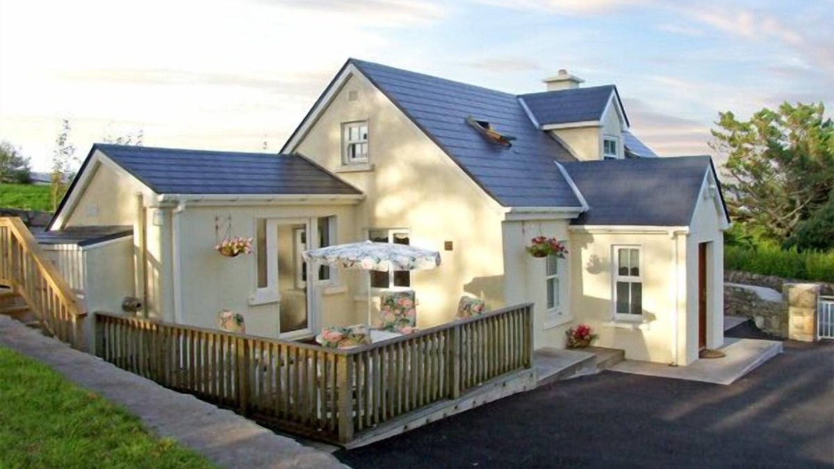 Kilkieran Cottage | 1 CLANCY COTTAGES, family friendly in Kilkieran, County Galway