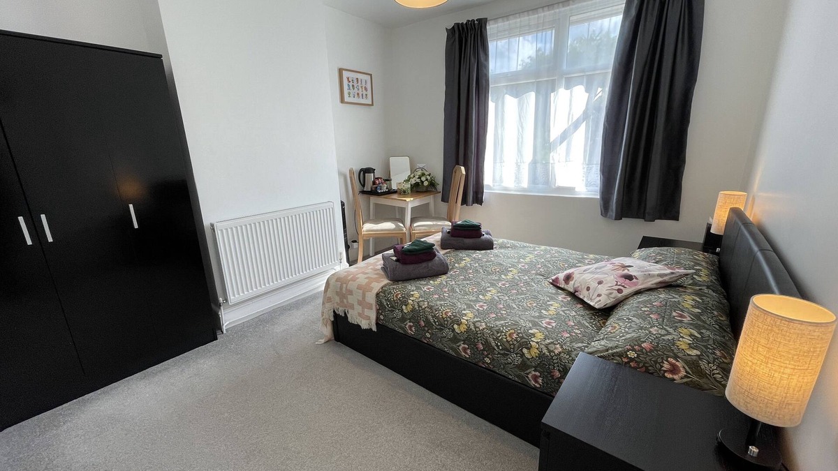 Sudbury House | 1 Double Bedroom in Sudbury Hill - 10 mins from Wembley Stadium
