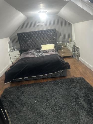 Basildon House | 1 Double Bedroom Luxury Space with Living Room, Bathroom and Kitchen