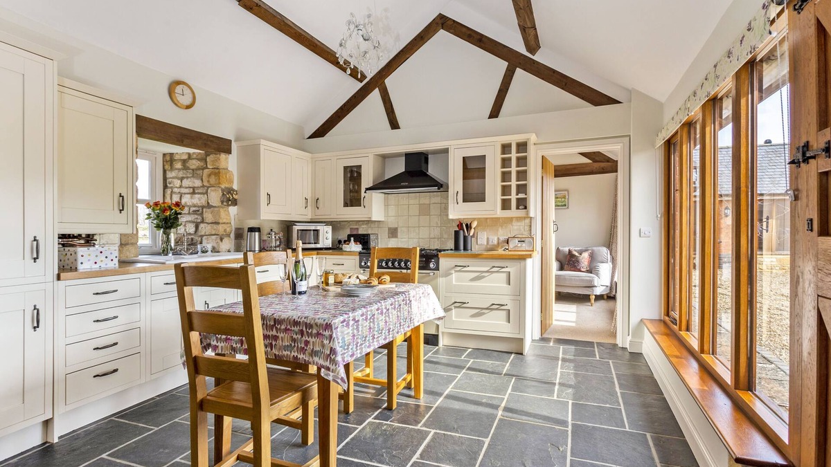 Chipping Campden Cottage | 1 Homepiece - a converted barn that sleeps 4 guests in 2 bedrooms