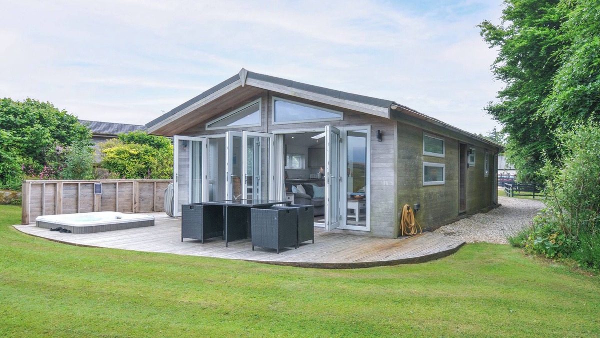 Dobwalls Cottage | 1 HORIZON VIEW, romantic, luxury holiday cottage in Dobwalls