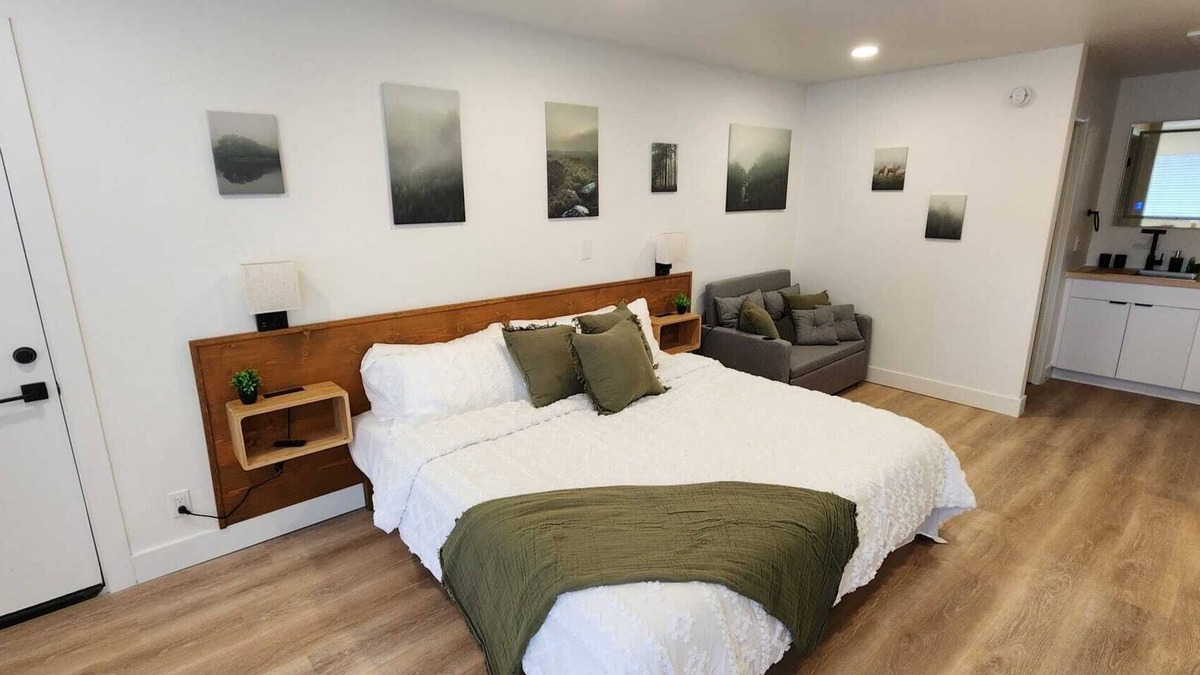 Andrews Apartment | #1 Hygge Hus Hotel – King Suite -Connectable - with WiFi, AC in charming Andrews