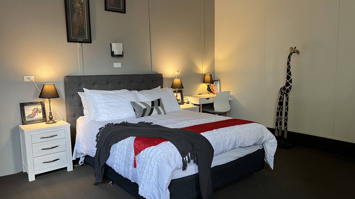 Orbost Apartment | 1. Large studio apt pet friendly separate kitchen laundry and bathroom.
