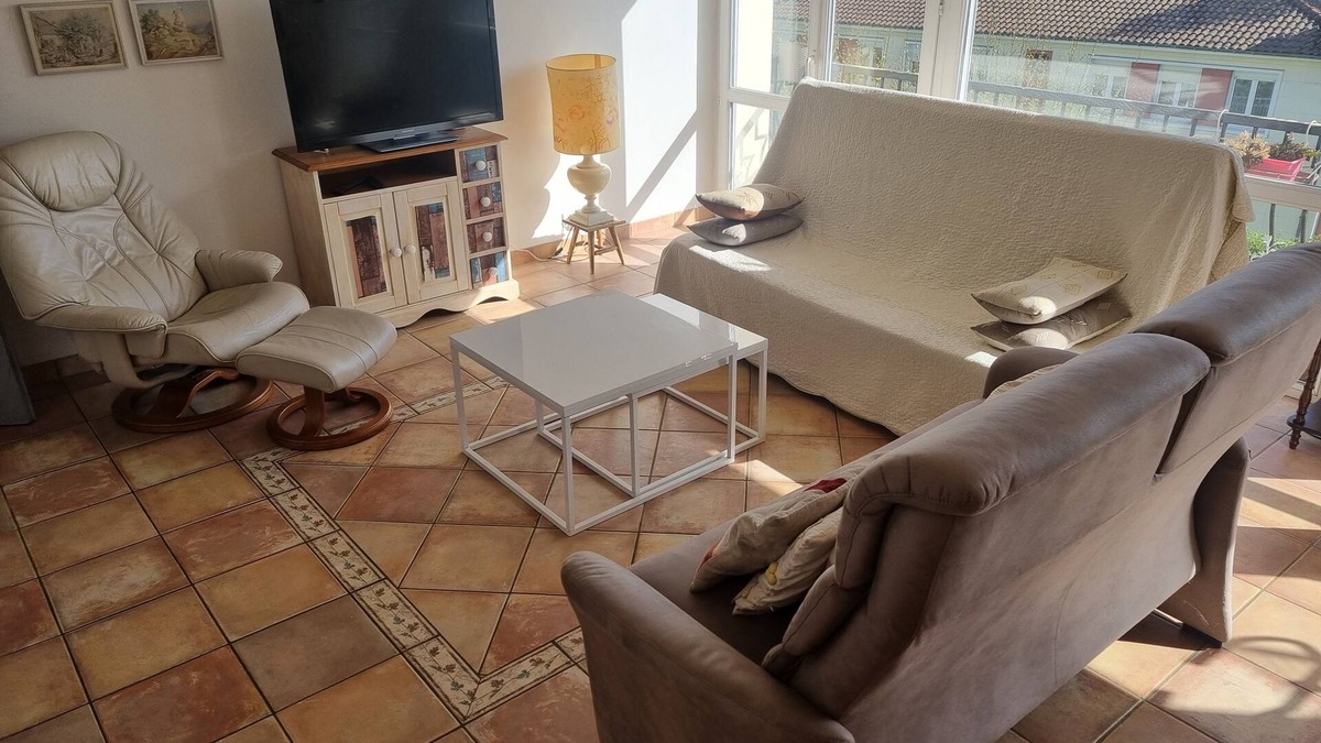 Saint-Paul-les-Dax Apartment | 1 -living 2-bedroom south-facing apartment in quiet residence near train station