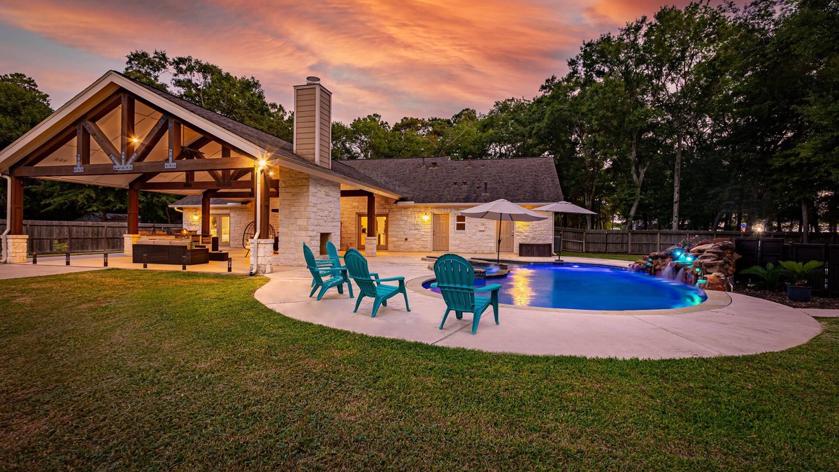 Tomball House | 1-LvL Family Paradise, 2 King Suites, Pool, HUGE Covered Patio, Yard, OD Kitchen
