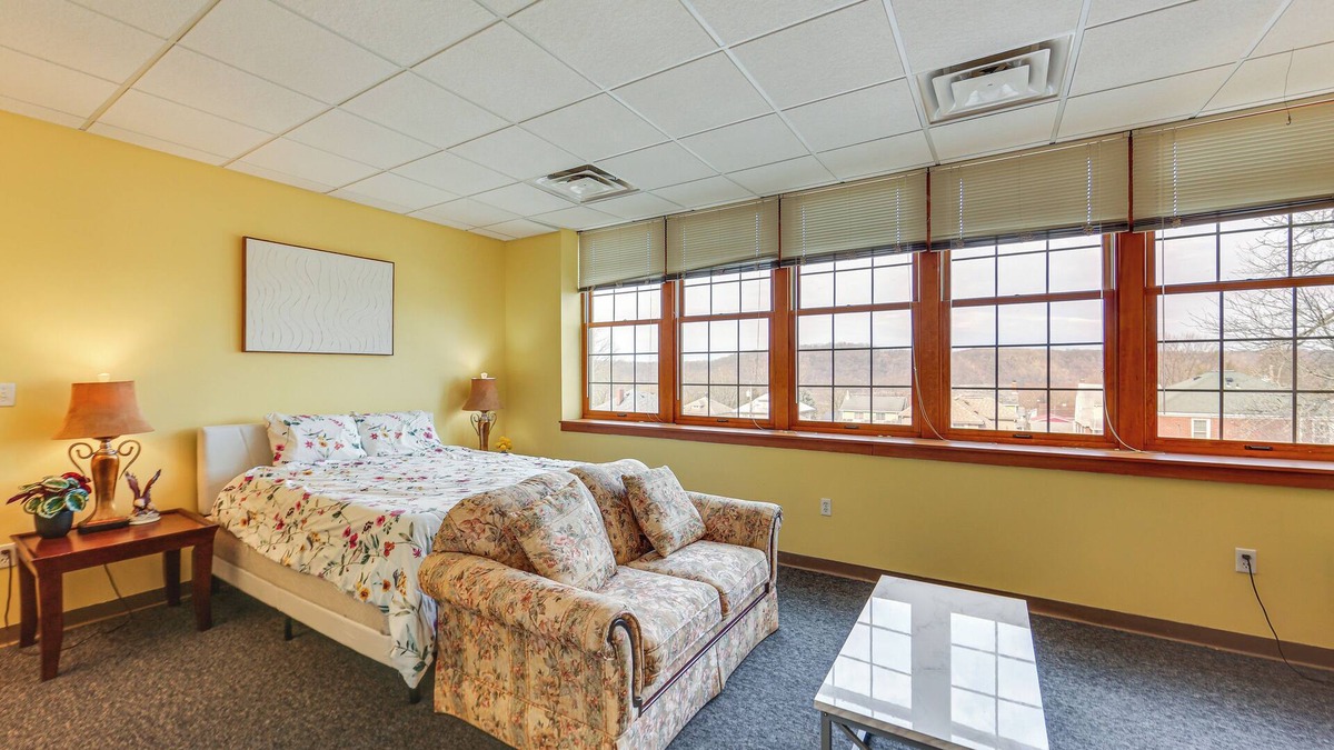 New Kensington Apartment | 1 Mi to Allegheny River: New Kensington Studio!