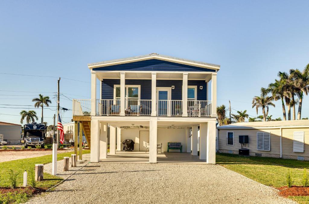 Truckland House | 1 Mi to Beach Access Home with Porch in Fort Myers!