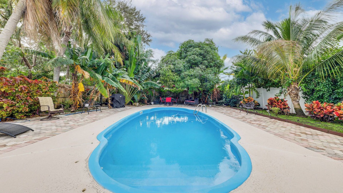 Lantana Cottage | 1 Mi to Beach: Sunny Lantana Cottage w/Pool!