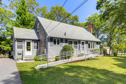 Attleboro House | 1 Mi to Capron Park Zoo Quiet Family Getaway